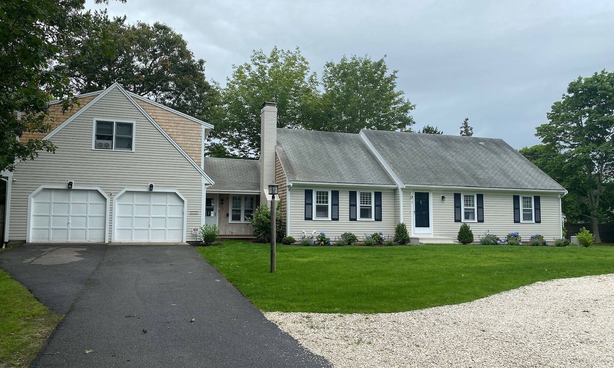 Bass River House | Close to Windmill and Smugglers. Family-sized with all the amenities.