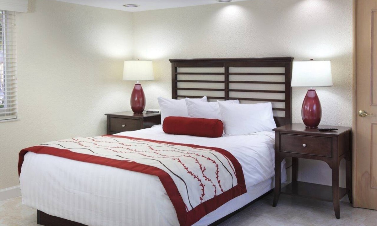 Pompano Beach Hotel | Club Wyndham Sea Gardens 1 bedroom with Jacuzzi, 1 bathroom unit on the beach