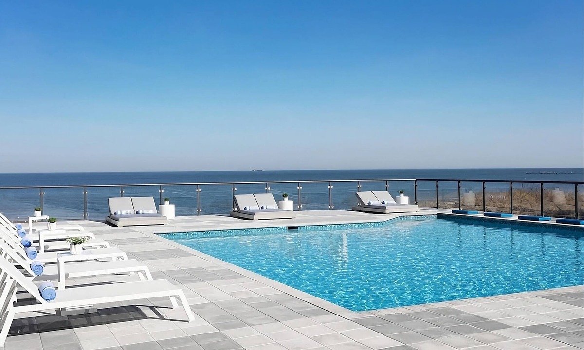 Northeast Virginia Beach Hotel | Coastal Getaway! 2 Comfortable Units, Pool, Near Virginia Beach Fishing Pier