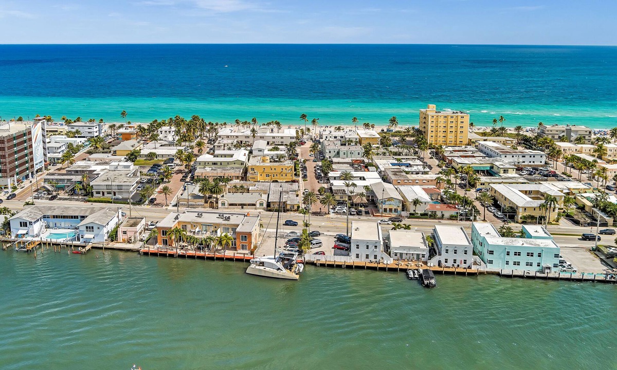 Hollywood Lakes Apartment | Coastal Sunset