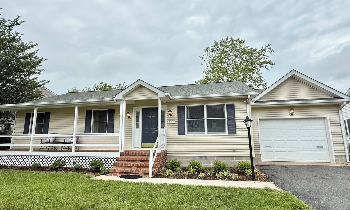 Maplewood House | Colgate Cottage- Pet Friendly Rehoboth Beach 3 bedroom home w/Community Pool