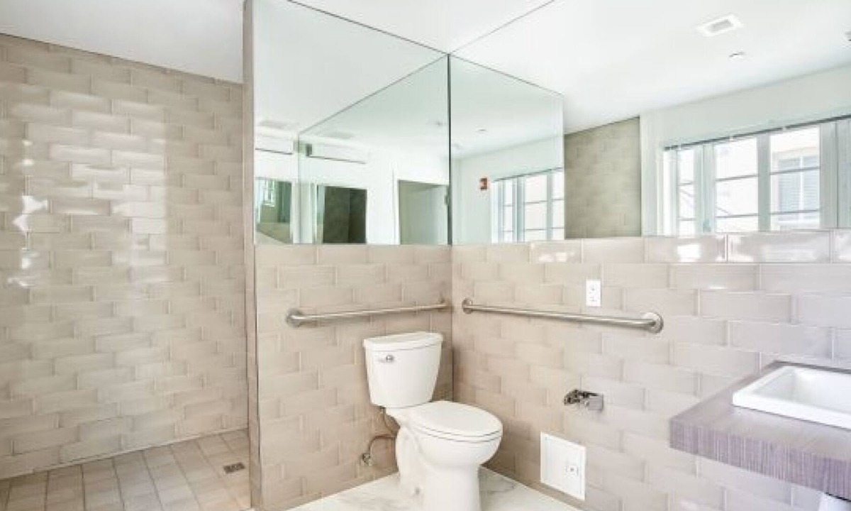 South Beach Bed & Breakfast | Collins Ave. Suites Double Beds Beach & Nightlife!