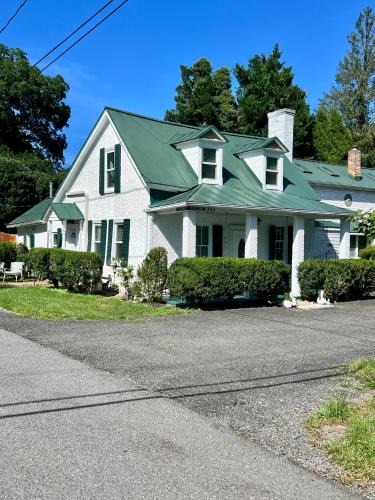 Washington House | Colonial 3BR House 1 min walk to The INN Fast WiFi