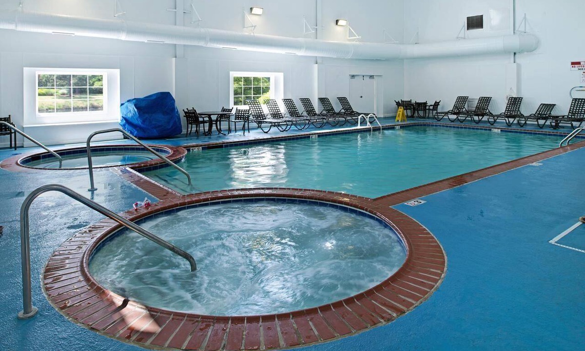 Berkeley Hotel | Comfort and Convenience! Unit with Full Kitchen, Onsite Swimming Pools!