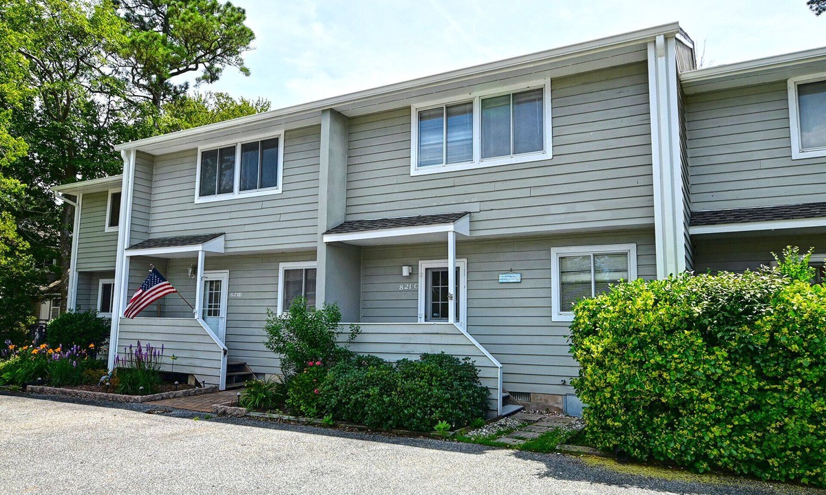 Bethany Beach House | Comfortable 3 Bedroom Townhouse near Bethany Beach! Wifi Available, Pets Allowed, Pool, Tennis, Beach Trolley!