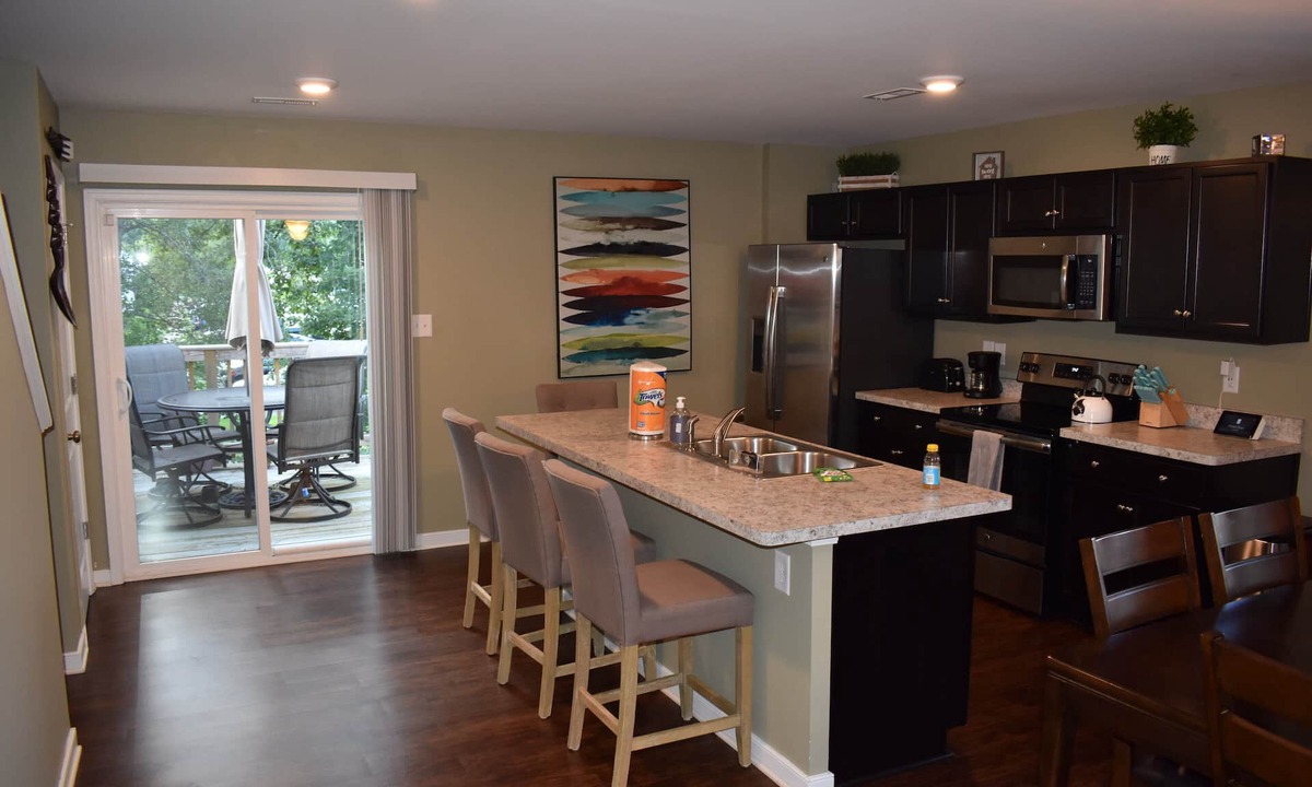Mosby House | Comfortable, Beautiful Townhome in quaint neighborhood w/patio deck