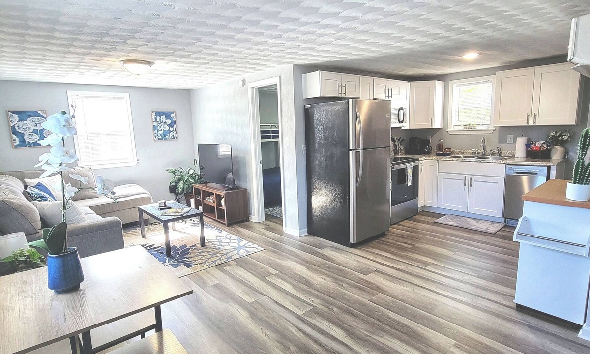 Portsmouth Cottage | Comfortable & Private 2 Bedrm Cottage w/King bed.