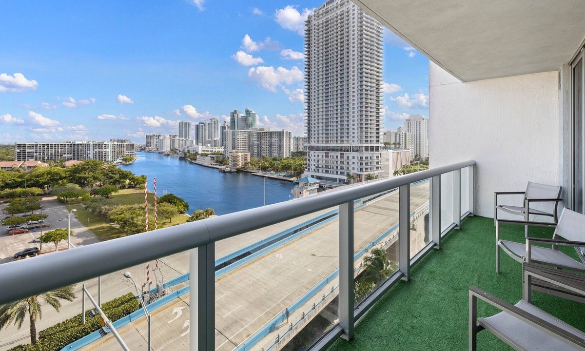 Hallandale Beach Hotel | Comfortable Studio Apt., Great Views, NEAR BEACH.