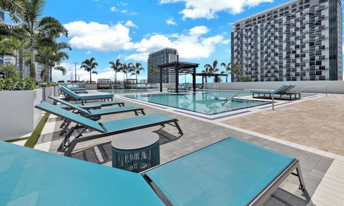 Doral House | Comfortable Studio suites in downtown Doral.