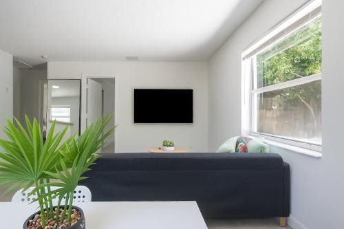 Riverside Park Apartment | Comfy 2BR Apartment Near Las Olas with Patio, BBQ and FREE PARKING