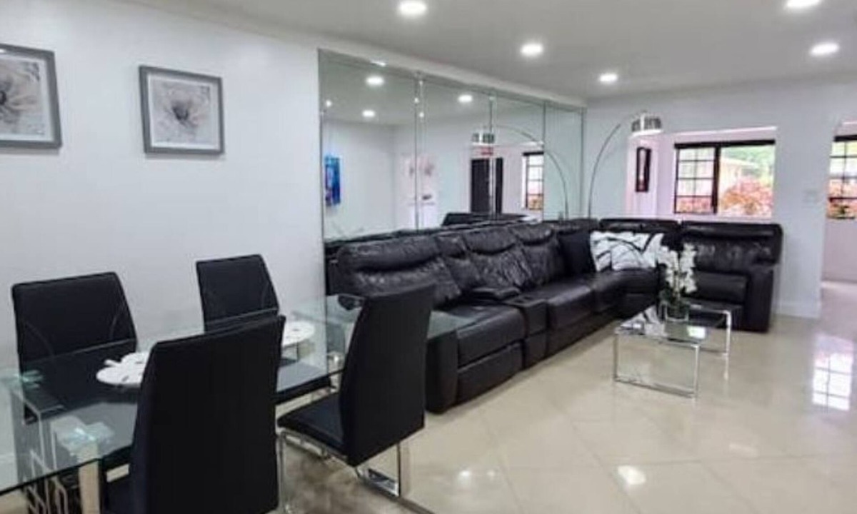 Highland Garden House | Comfy home well located 10 min to Hollywood beach!