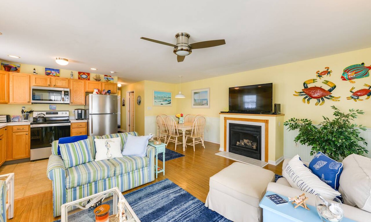 Wildwood Condo | Condo w/Deck: Walk to Beach & Convention Center!