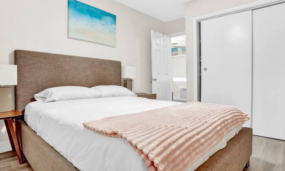 Lake Ridge Apartment | Contemporary 1BR APT+Backyard+BBQ+Nearby BEACH!