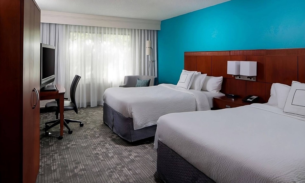 Boca Raton Hotel | Contemporary Deluxe Room Close to Beaches! Free Parking, Pet-Friendly, Pool!