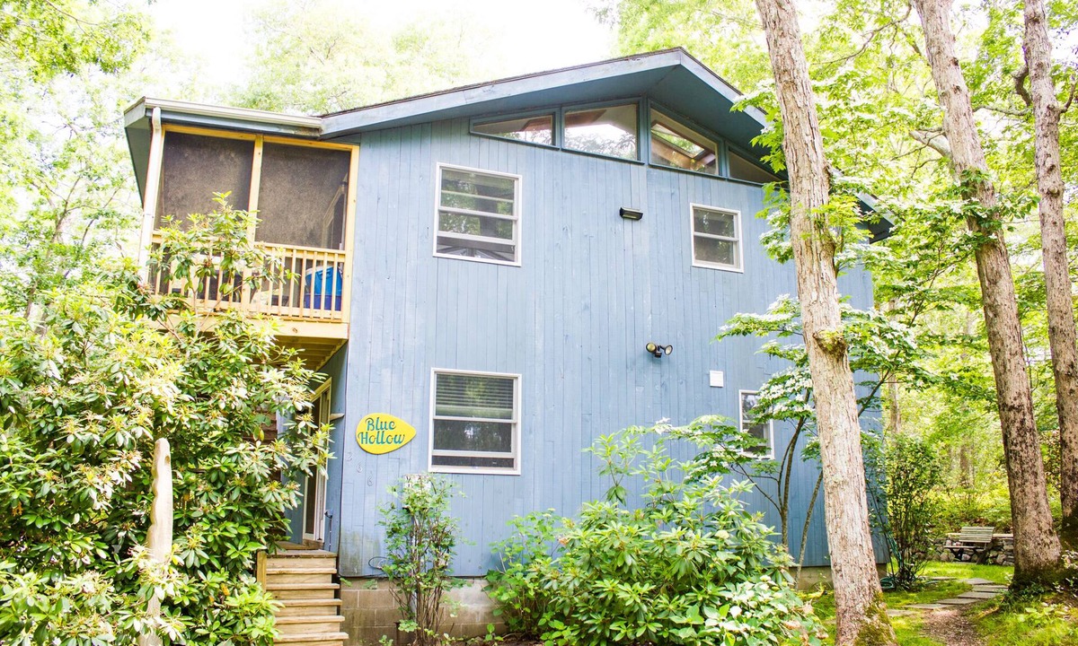 Tisbury House | Contemporary Pet-Friendly Year-round Retreat. In the Woods, Walk to Town.