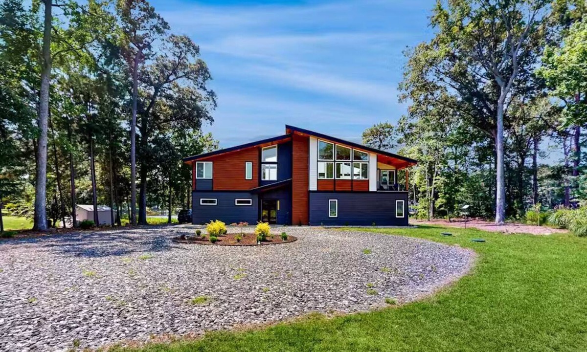 Edwardsville House | Contemporary Vacay in a Countryside location-River,Beach,Creek,Pond EV Charger