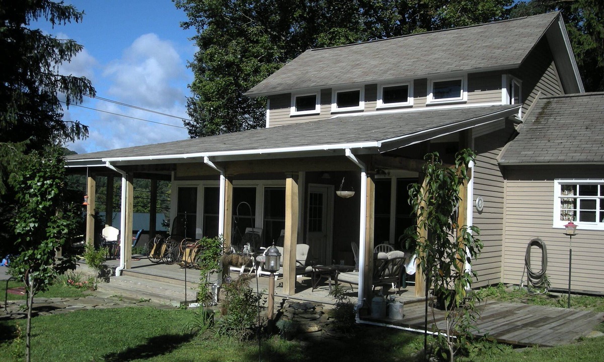 Ellicottville Villa | Cosy Pet Friendly Village Home. Sidewalk access to pubs/shops. 5 min to Slopes