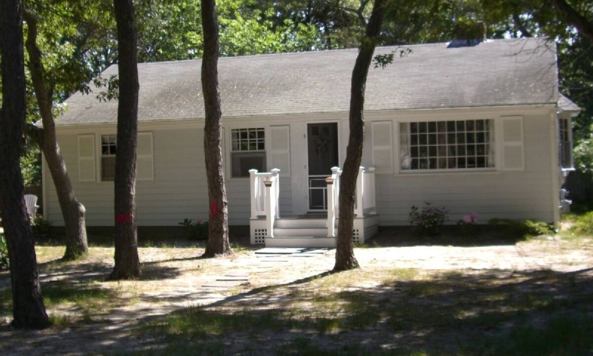 Dennis Port House | Cottage Amongst the Pines, Short Walk to Beach