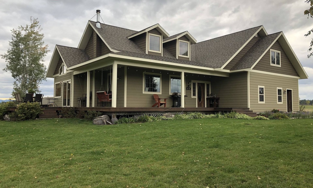 Columbia Falls House | Country Farmhouse with amazing mountain views close to Glacier Park on 15 acres!