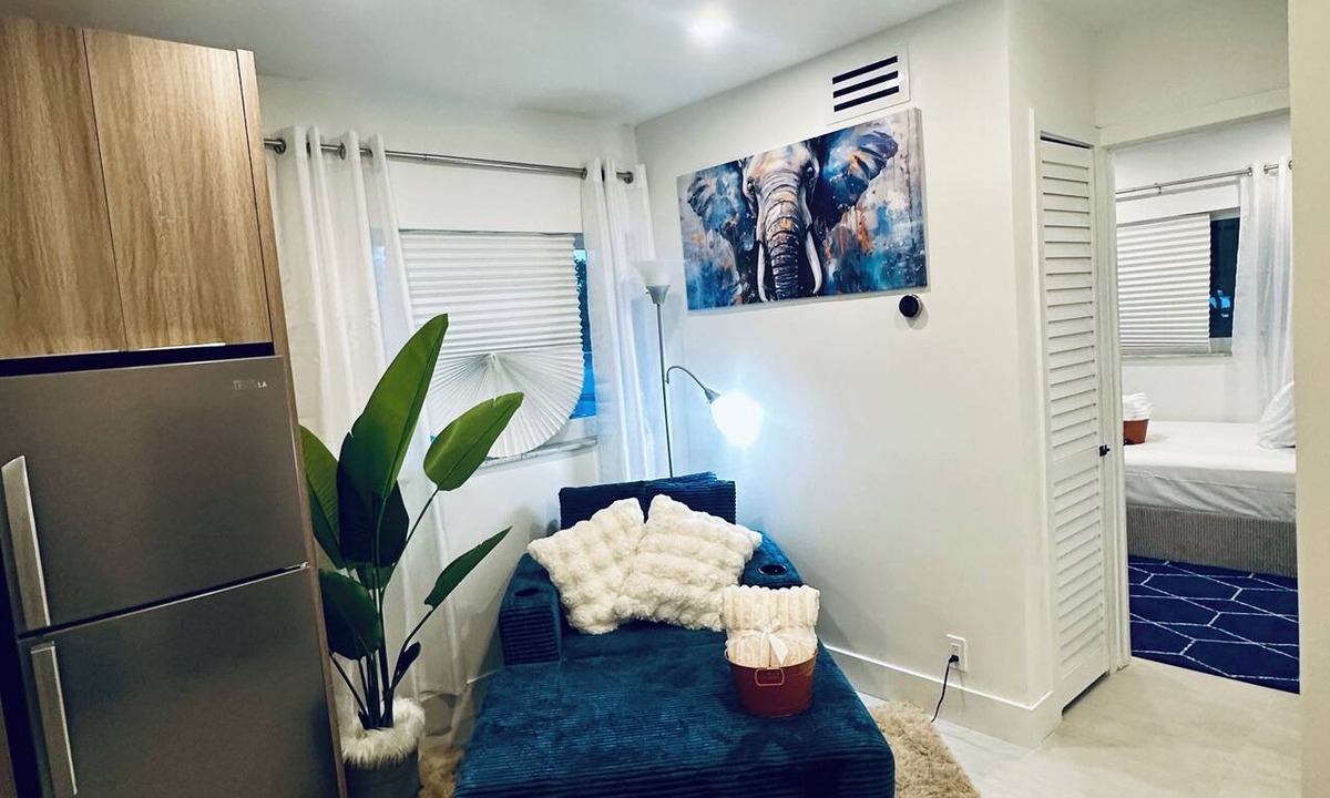 Poinsettia Heights Apartment | Cozy 1-bedroom apartment in adorable Fort Lauderdale with AC