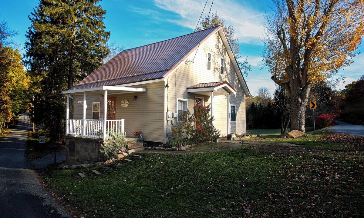 Mercer House | Cozy 1850s Home by Brewery, Waterfall, & Shopping Outlets, NEW