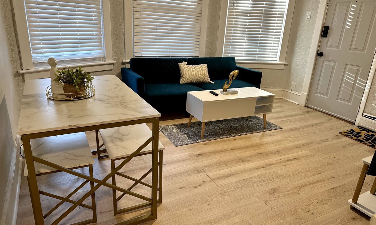 Albany House | Cozy 1BR-1BA apartment in 1920’s multi-unit home in the Delaware neighborhood