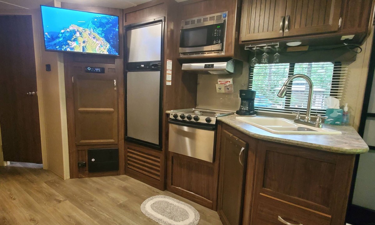 Comfort RV Rental | Cozy 2-bdrm campground trailor, w/Tiny 1 bed home in nature Richlands! 4 total!