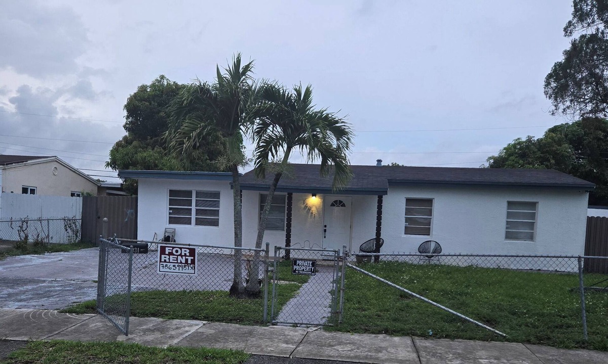 Miami Gardens House | Cozy 2-bed 1 bath 7m. from Hard Rock stadium, 15m. from MIA.& Fort L. airport.
