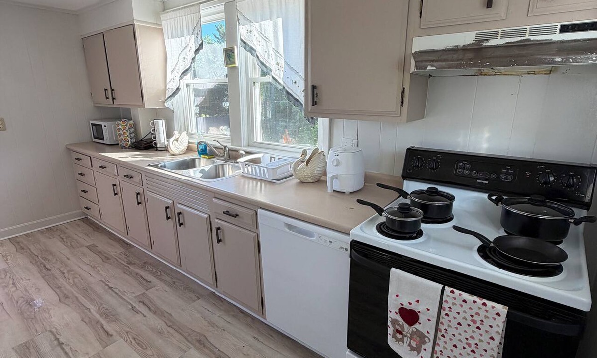 Attleboro Apartment | Cozy 2-bedroom apartment in lovely Attleboro with AC