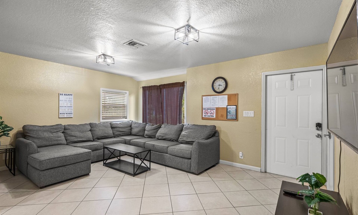 Southwest House | Cozy - 2 Jacuzzis - Quiet Street - Palm Wave Says