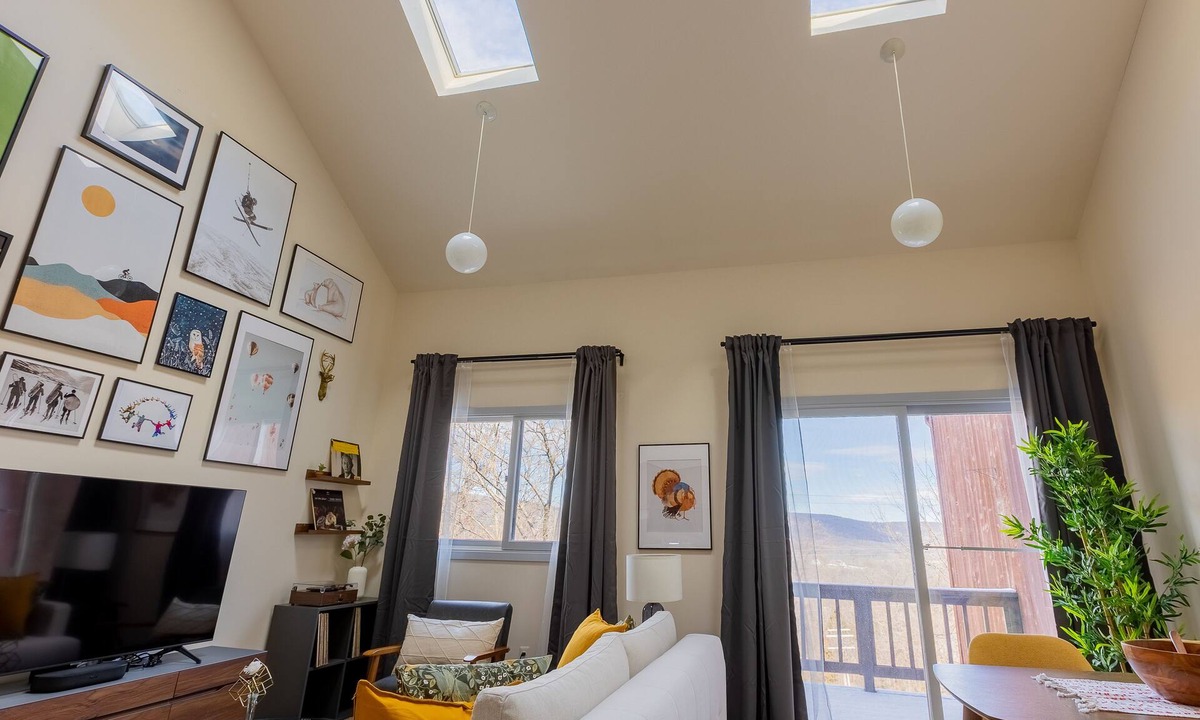 Vernon Condo | Cozy 2BR condo w/valley views