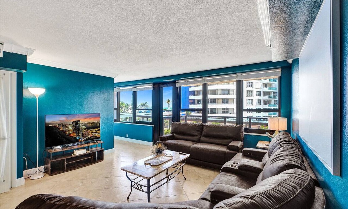 Mid Beach Apartment | Cozy 2BR Condo with Resort Perks, Pools, Gym, Sauna in an Oceanfront Building 409
