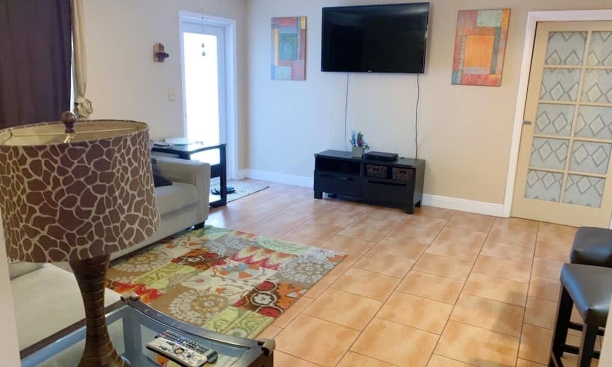 North Central Hollywood House | Cozy 3 bedroom 2 bath apartment with wifi and cable.