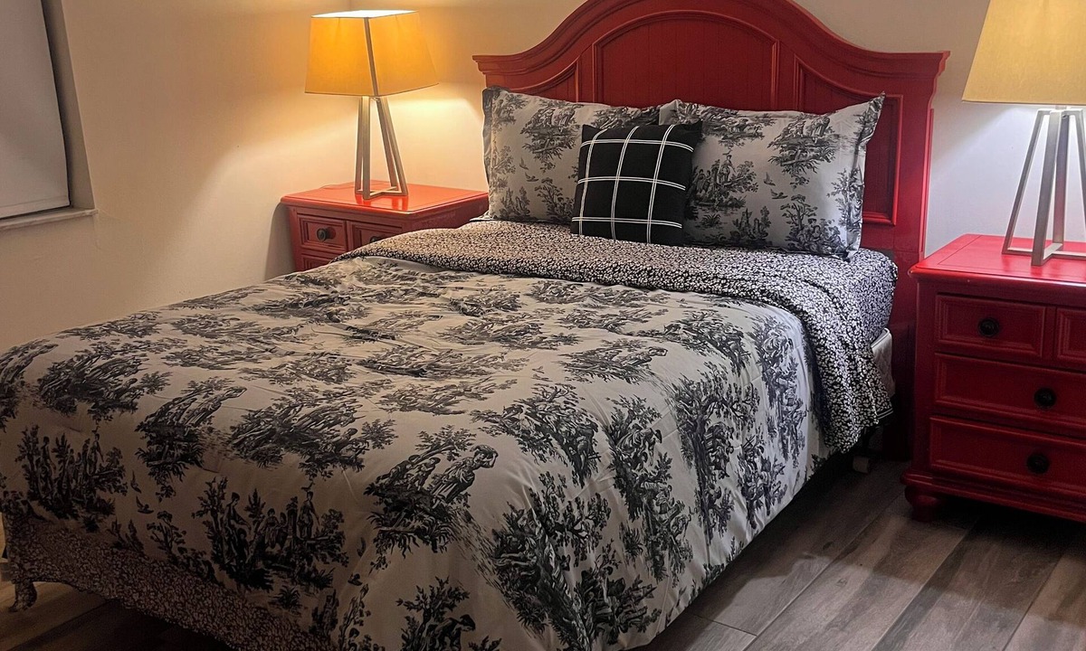 Inverrary Bed & Breakfast | Cozy 4-bedroom bed & breakfast in tranquil Lauderhill with AC