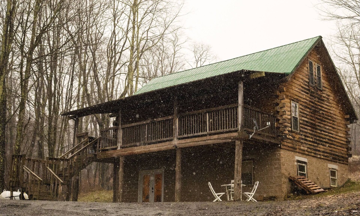 Mace Cabin | Cozy 4 Bedroom Log Cabin Getaway near Snowshoe, West Virginia With Hot Tub