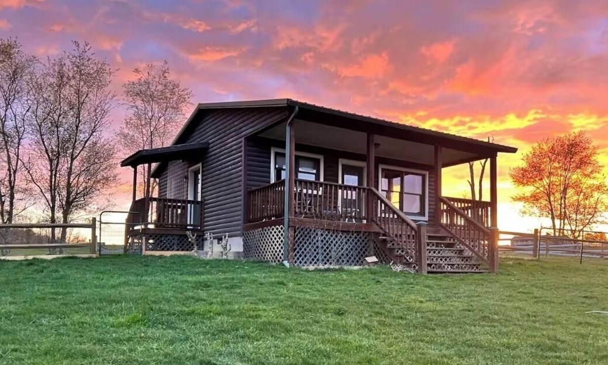 Bretz Cabin | Cozy cabin on a homestead surrounded by animals - enjoy a fire pit & fresh eggs