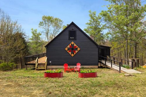 Mathias House | Cozy cabin w grill deck & game room