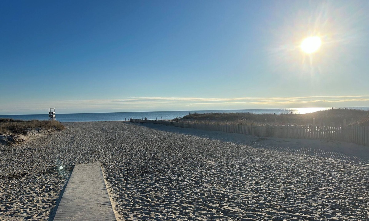 Harwich Port Condo | Cozy condo in downtown Harwich Port short walk to Bank Street Beach