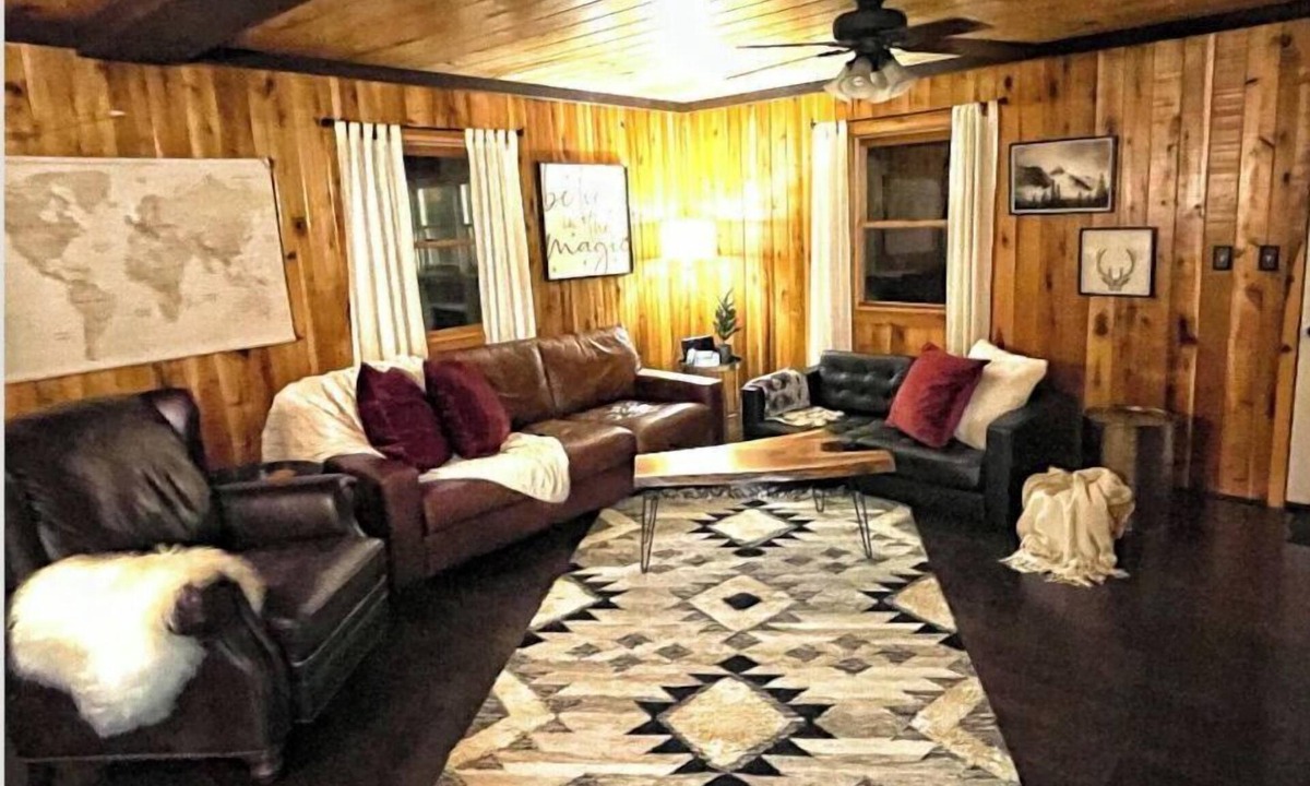 Edray Cabin | Cozy Cottage - Minutes from Snowshoe Ski Resort!
