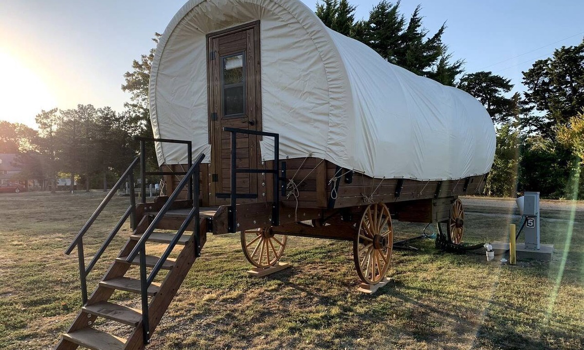 Beaumont House | Cozy Covered Wagon for a Unique Glamping Experience in Beaumont, Kansas