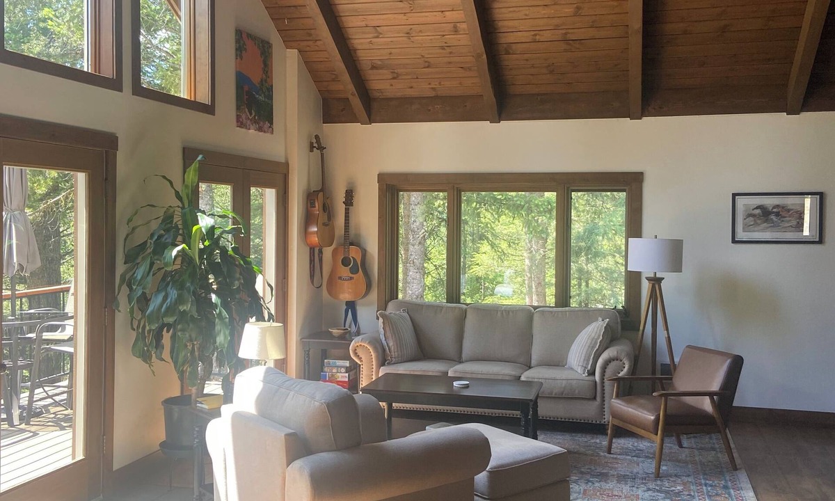 Rexford Cabin | Cozy, Creekside 2BR cabin, near trails and lake