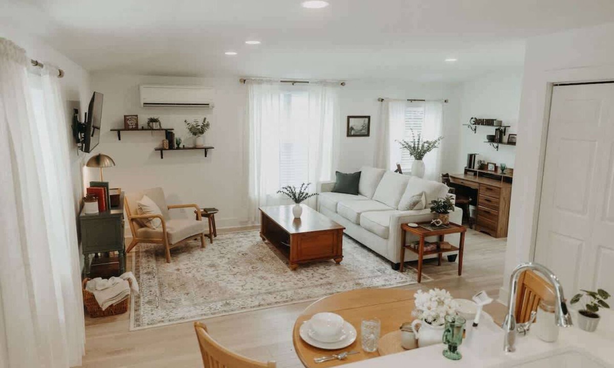 Corn Hill Apartment | Cozy Downtown Loft - 1BR