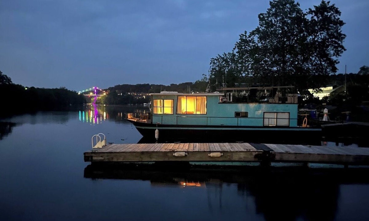 Connelly Boat Rental | Cozy Floating Retreat on Rondout Creek