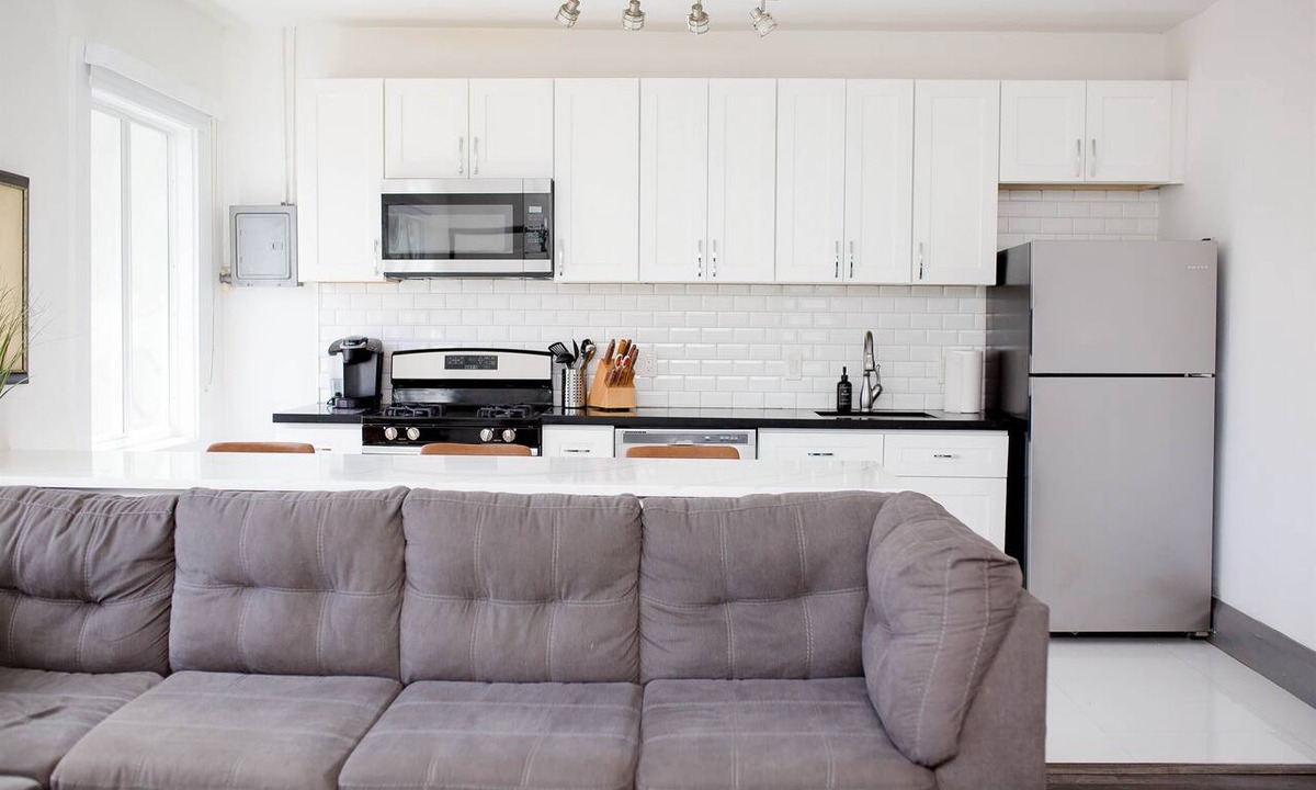 Sailboat Bend Apartment | Cozy - full kitchen & 10ft island - 1.2G Wifi