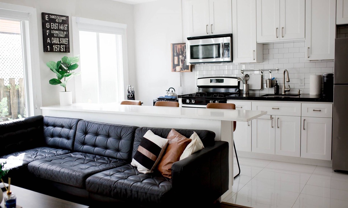 Sailboat Bend Apartment | Cozy - full kitchen & 10ft island - 1.2G Wifi