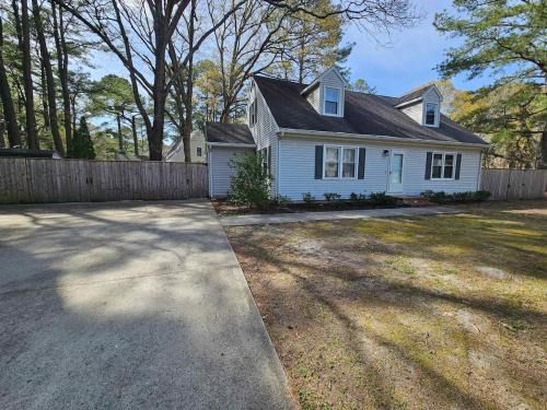 Salisbury House | Cozy house 30 mins from beach & near colleges!
