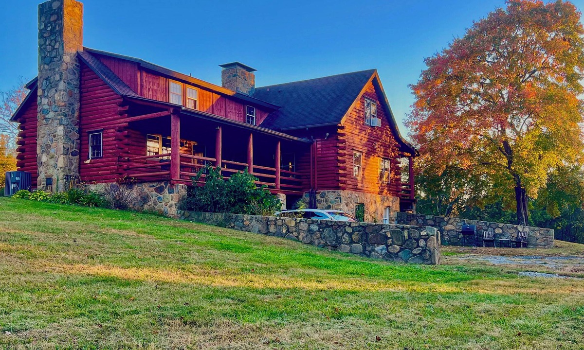 Ruckersville Cabin | Cozy Log Cabin Getaway w/Fire Pit + 3 Acres!