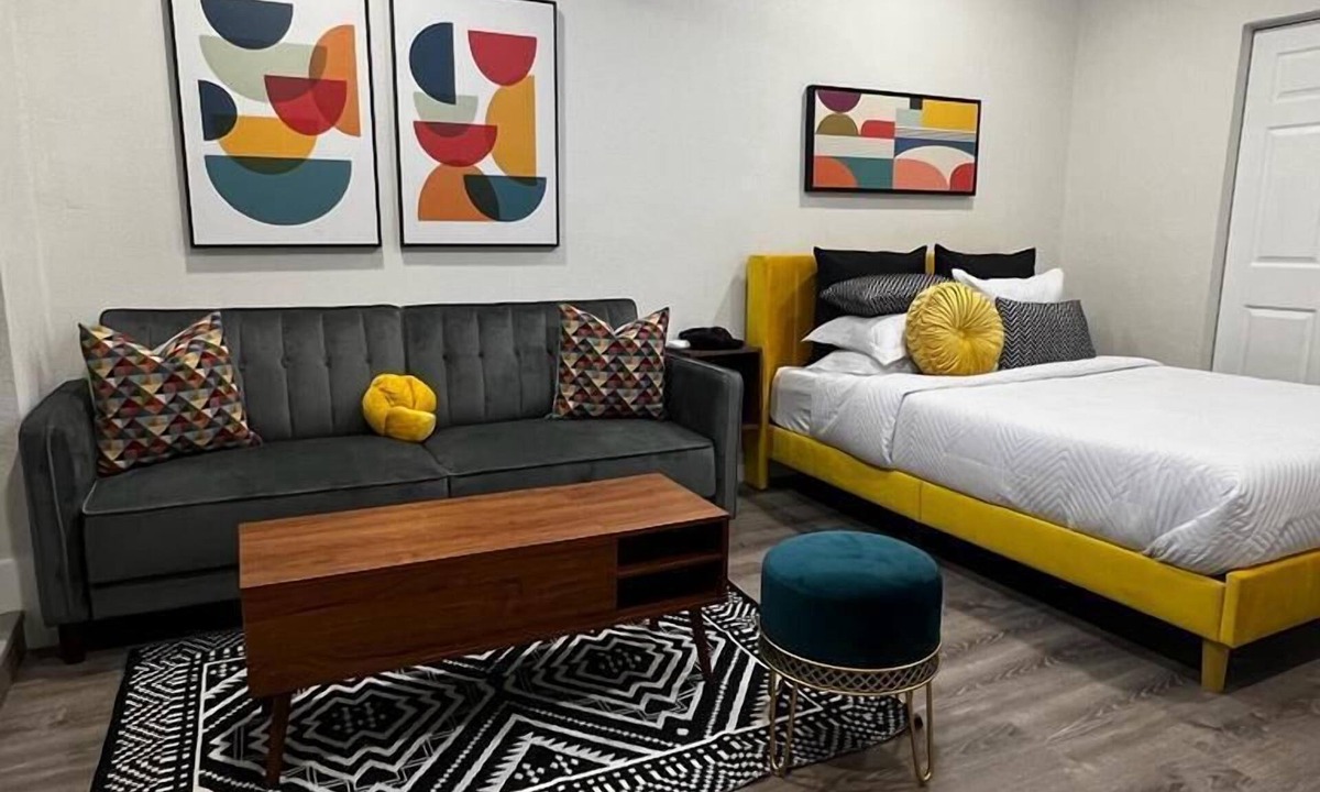 Boulevard Heights Apartment | Cozy, Mid-Century Modern Retreat