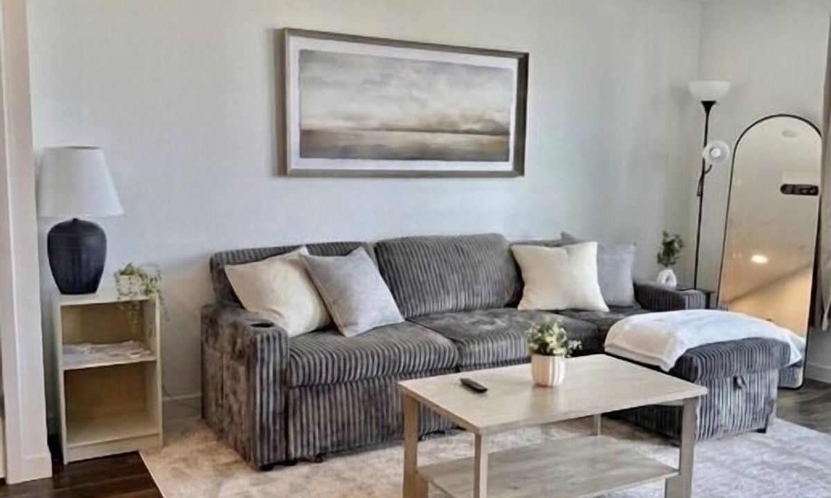 Beverly Hills Apartment | Cozy modern Hollywood Getaway
