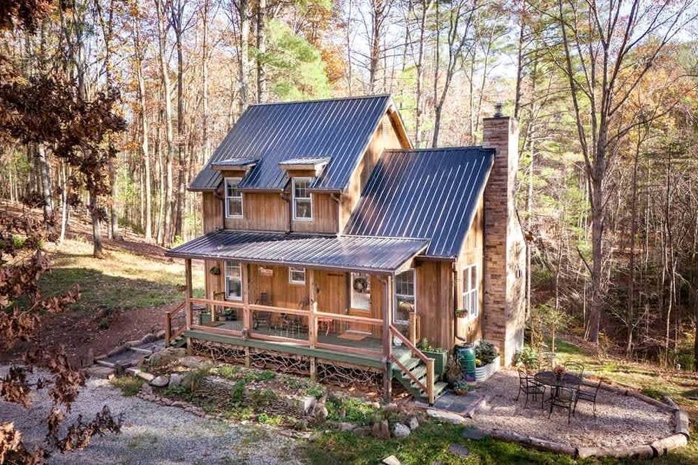 Clifford Cabin | Cozy Mountain Cabin Retreat with Private Forest & Kayaks Near Blue Ridge Parkway, Virginia